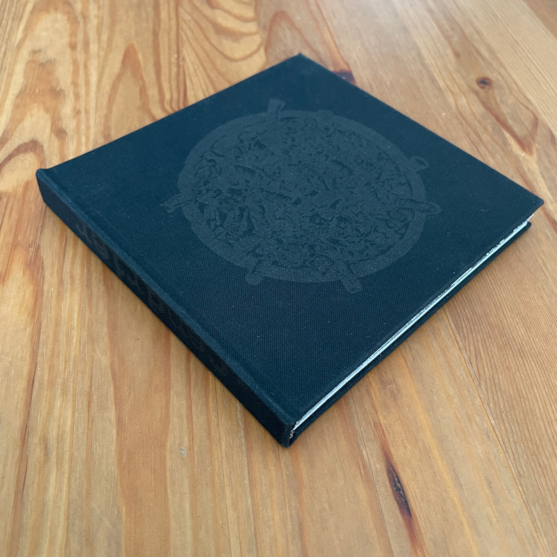 cendrier
livre relié à la main
publié en 2024